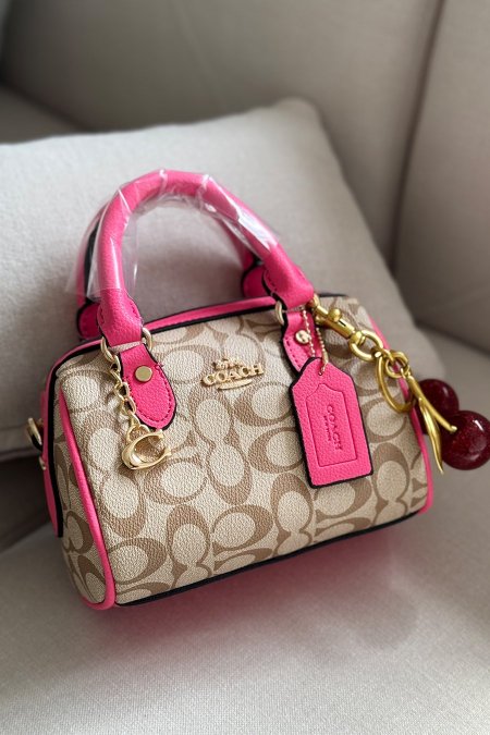 شنطة - MINI Coach / الترند شامل الكرزة  - شعار بيج / اطار زهري <br> <span class='text-color-warm'>نفدت الكمية</span>
